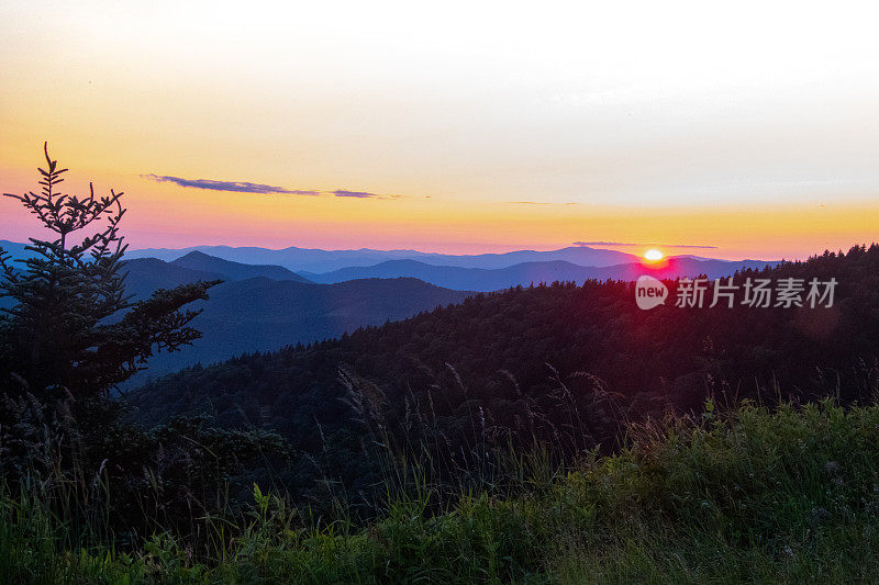 7月初的日落，在Cowee Mtn Overlook，蓝岭公园路